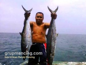 Dua tengiri hasil mancing di perairan laut Karang Kusen Jepara