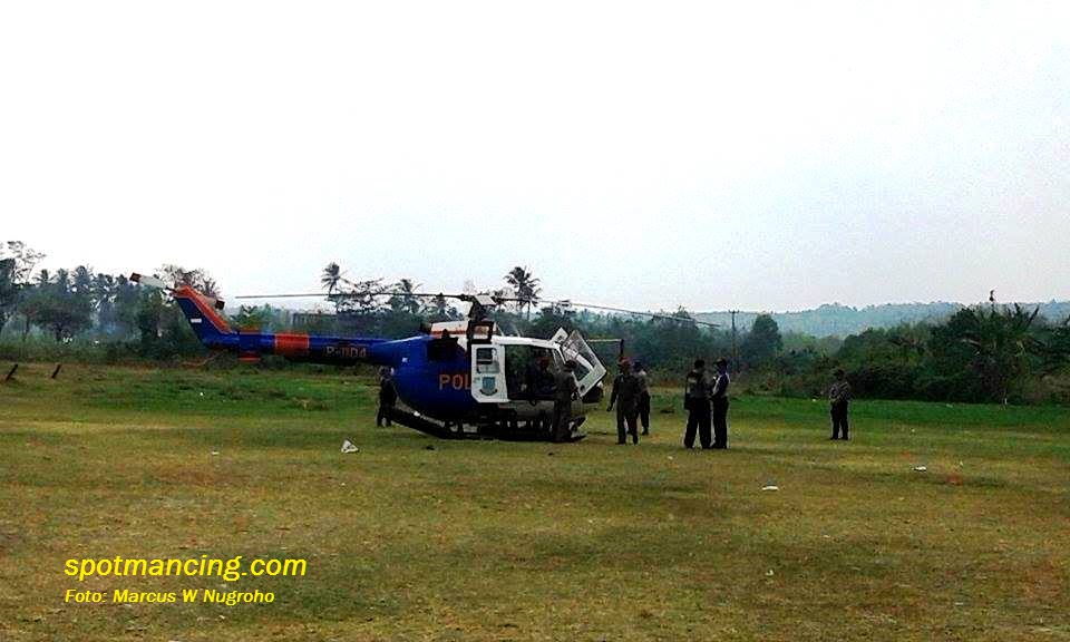 Helikopter kepolisian diturunkan untuk melacak korban KM Hujan Labek 02 (spotmancing.com/Marcus W Nugroho)