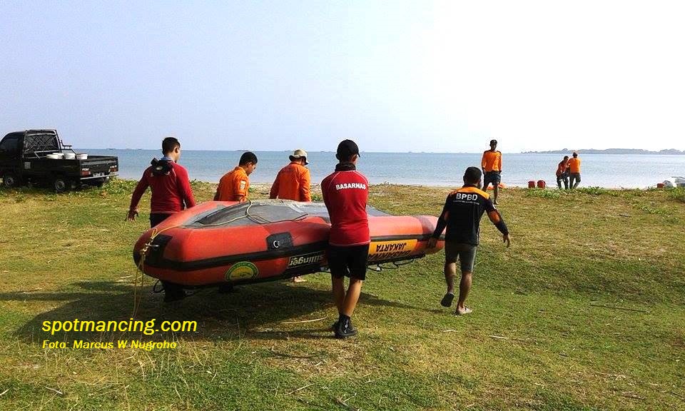 Tim SAR bergerak untuk menyisir pantai mencari korban KM Hujan Labek 02. (spotmancing.com/Marcus W Nugroho)