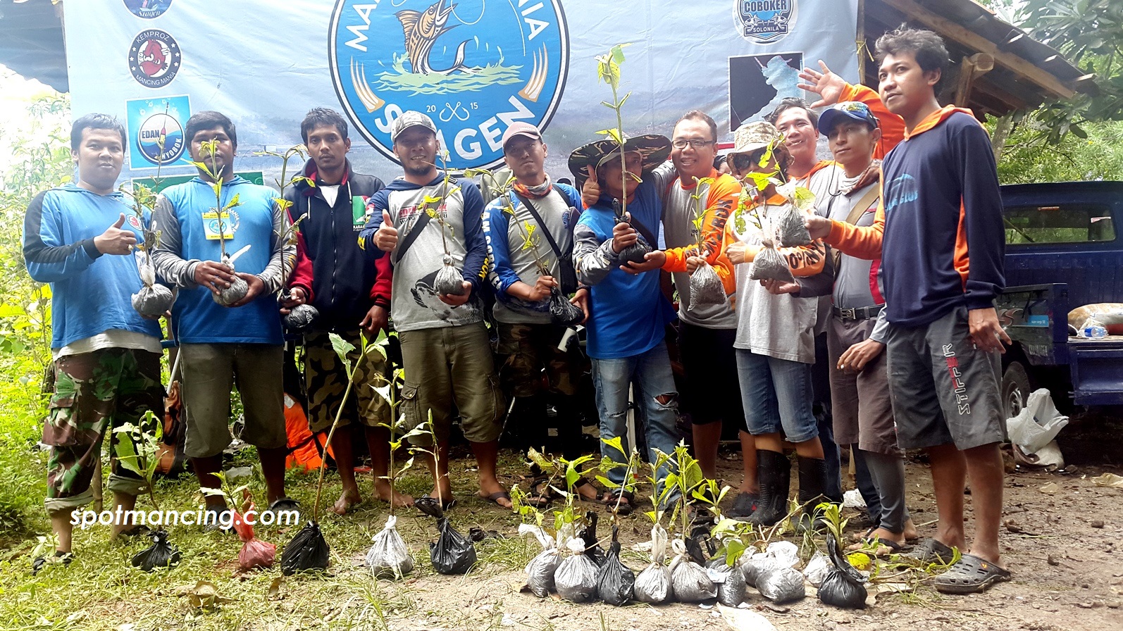 Foto bersama MMS dan para perwakilan grup mancing lain menandai bakti sosial penanaman jati di sekitar Waduk Kedung Ombo.