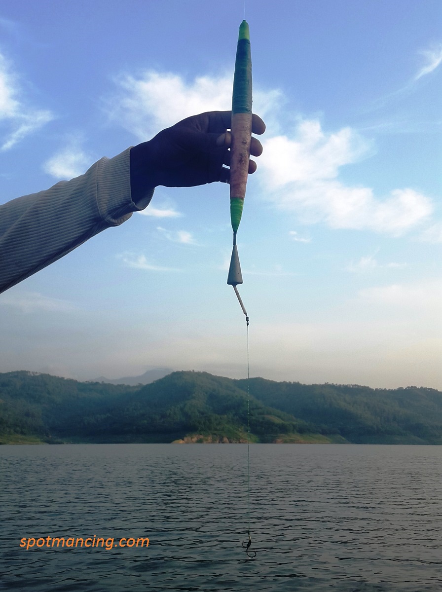 Pelampung, timah dan rangkaian kail untuk mancing bandeng air tawar di Wonorejo.