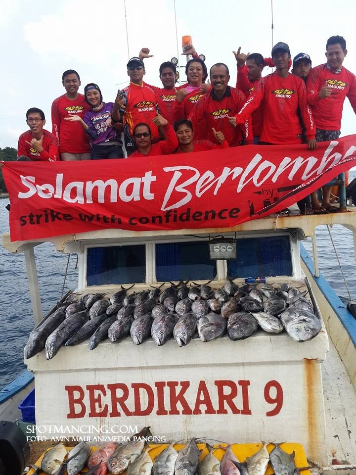 Tim mancing berpose dengan jersey Maguro.