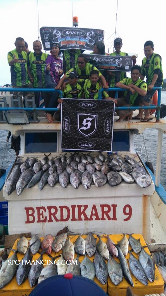 Tim mancing berpose dengan jersey Senses Fishing Indonesia.