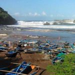 Kapal-kapal di Pantai Baron Gunung Kidul berserakan dihantam gelombang laut selatan