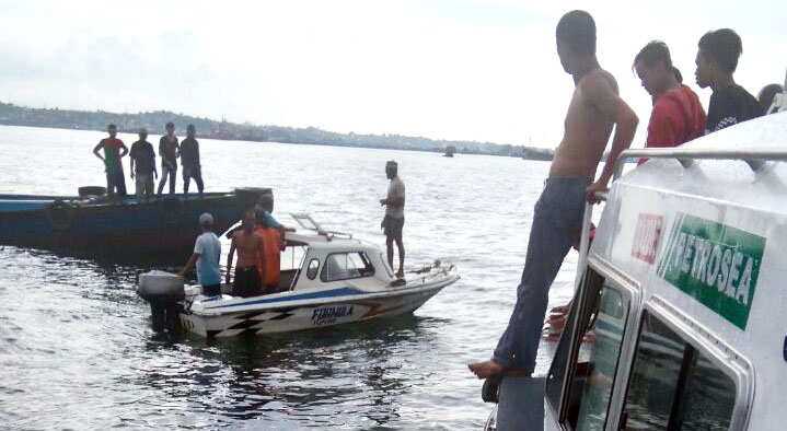 Proses evakuasi dan pencarian korban kecelakaan kapal di Teluk Balikpapan.