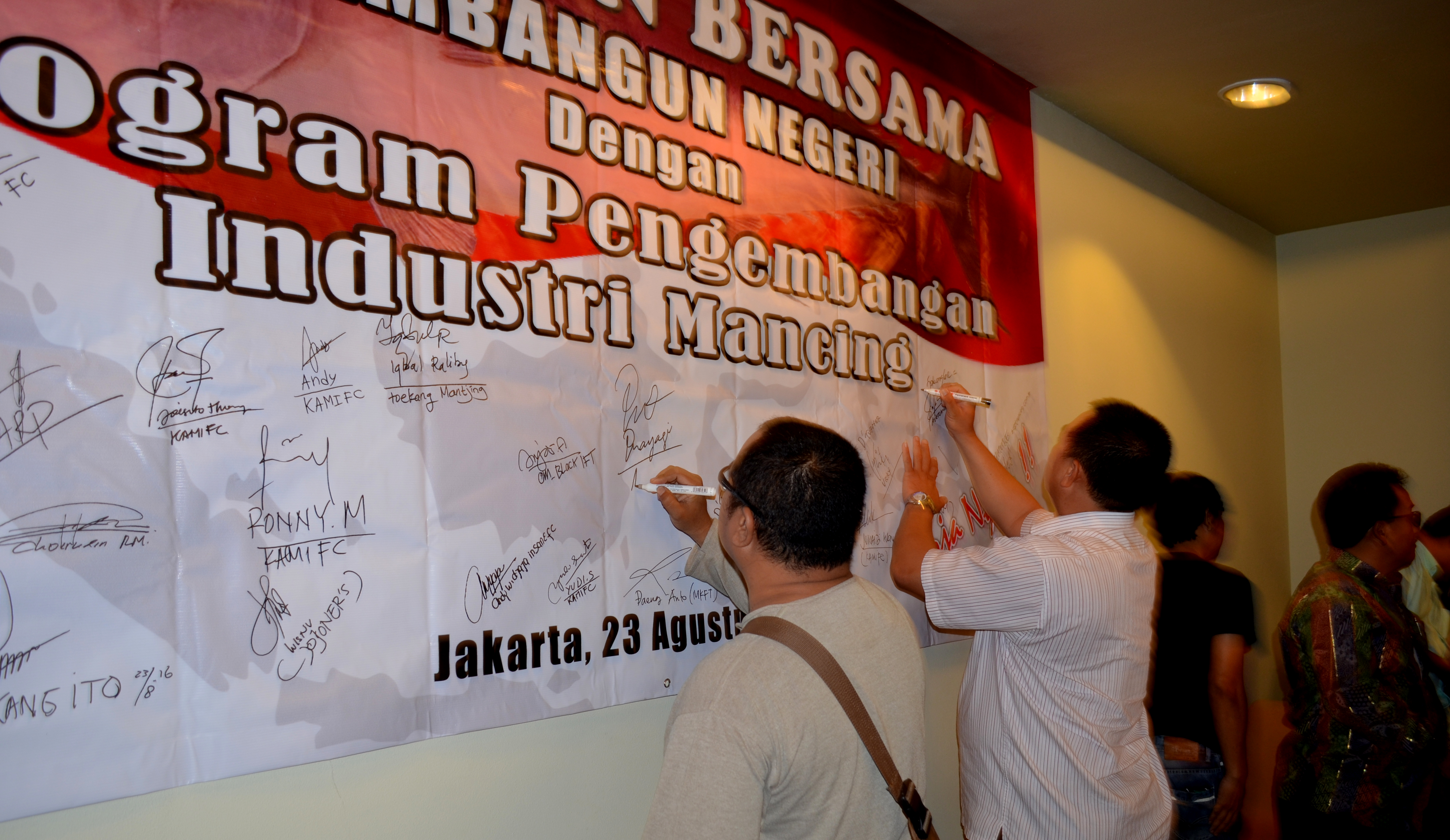 Penggiat industri pancing membubuhkan tanda tangan pada banner