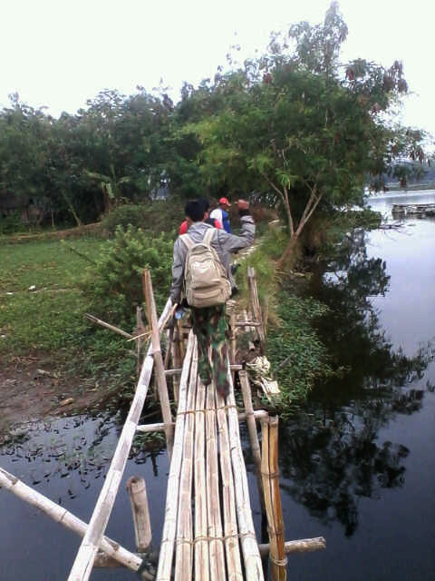 Melintasi titian bambu