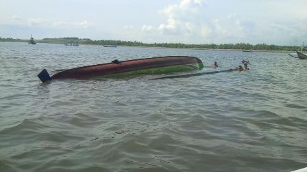 Perahu terbalik, 3 tewas - foto: poskota.com