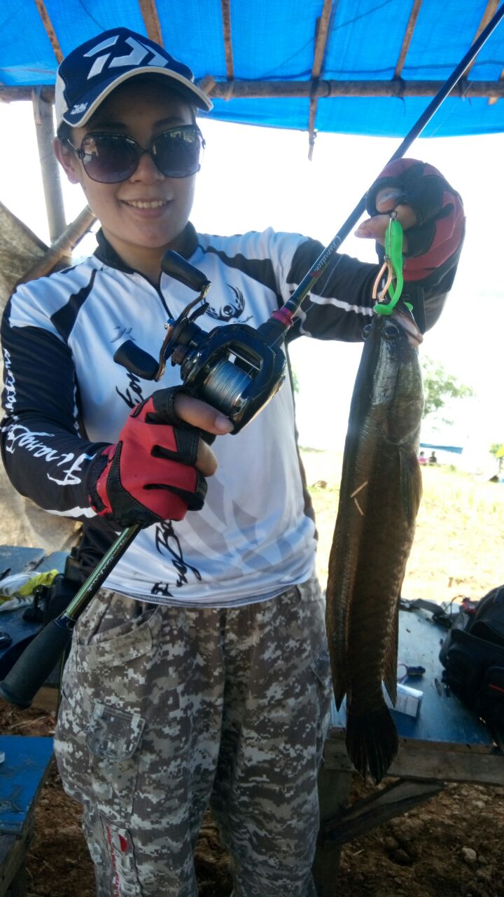 Lilia Sinaga saat strike pertama di waduk Jatigede