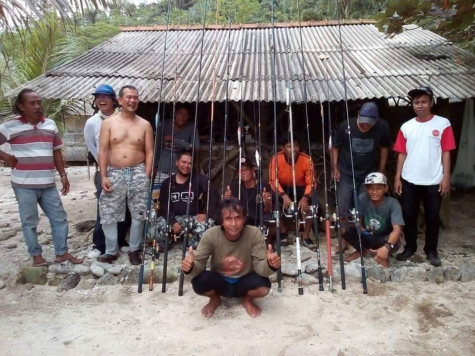Tim Mancing mania Ciamis berpose di Pulau Nusakambangan