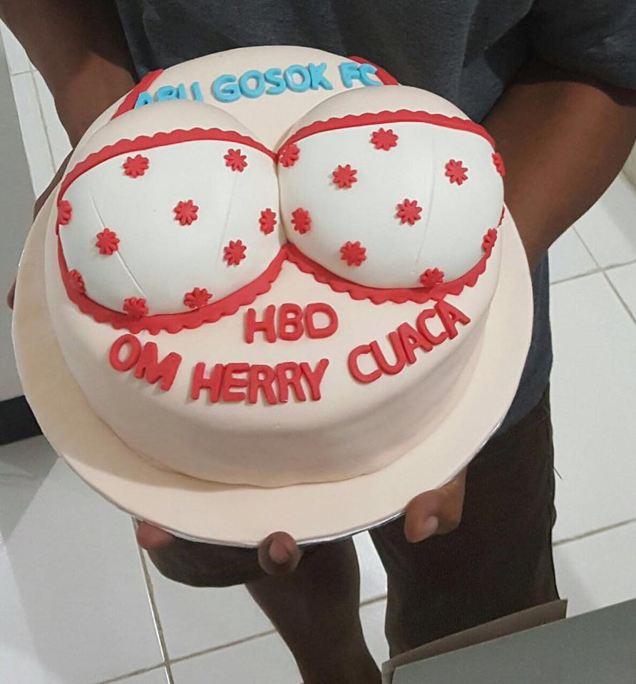 Hadiah kejutan buat Herry cuaca; Kue ulang tahun berbentuk BH 