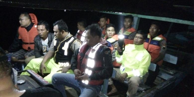 Tim gabungan pencarian korban tenggelam beserta Kapolres Brebes, Jawa Tengah, AKBP Luthfi Sulistiawan dengan menggunakan perahu mengelilingi Waduk Malahay