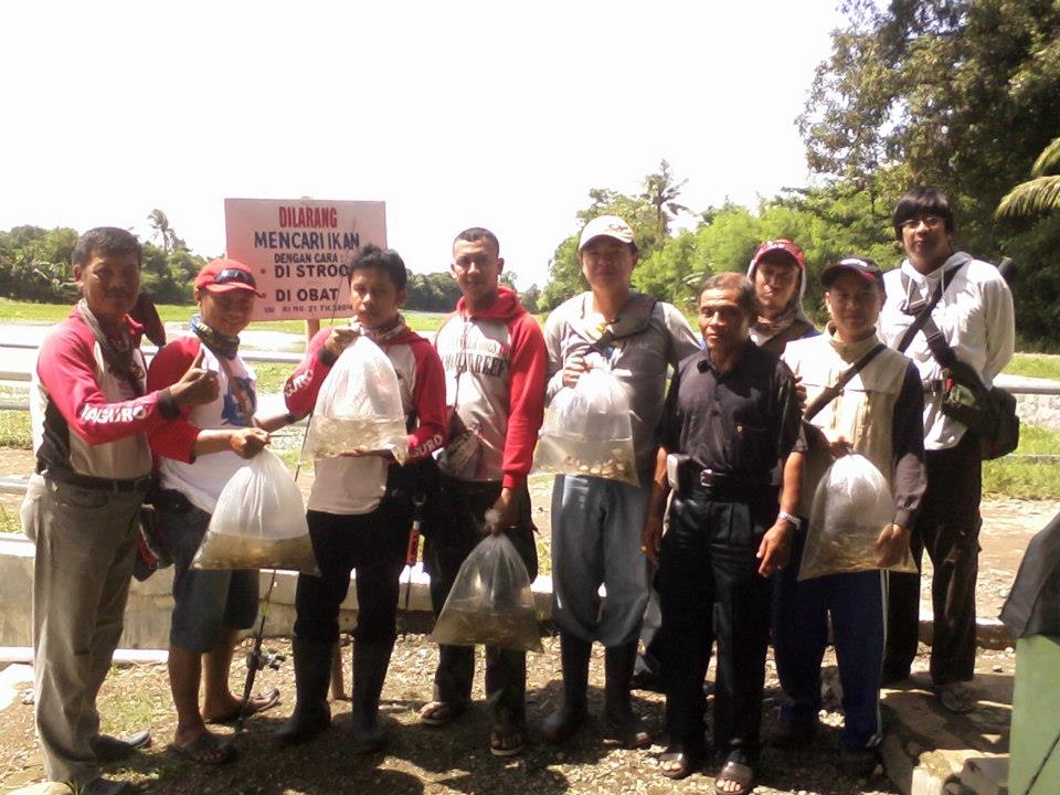 Tim mancing maniac bersama komunitas peduli kelestarian perairan alami