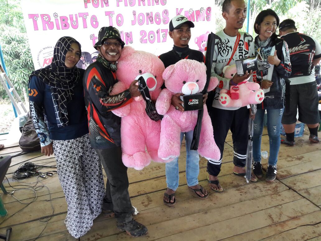 Foto bersama para pemenang turnamen, mendapatkan bingkisan tambahan; Pinky teddy bear