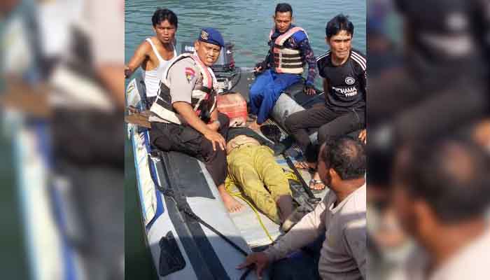 Petugas Polair Kab Purwakarta mengevakuasi jenazah tenggelam (foto: poskotanews.com)