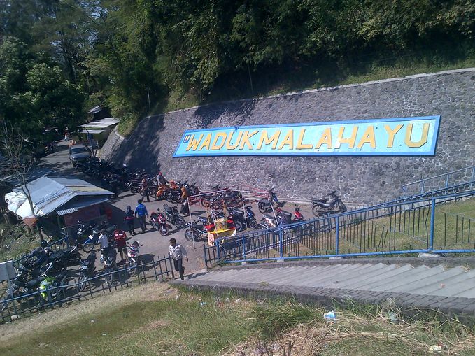 Gerbang utama Wadu Malahayu (foto dok. Brebes-news.blogspot.com)