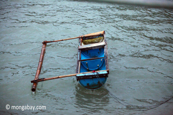 Perahu drum plastik (foto-Mongabay.co.id)