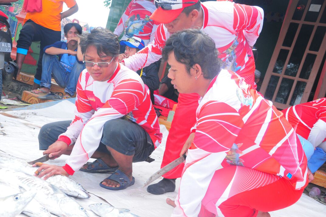 Panitia sibuk membagi ikan hasil strike menjadi 60 bagian. Seluruh peserta bisa membawa ikan hasil tangkapan untuk di bawa pulang