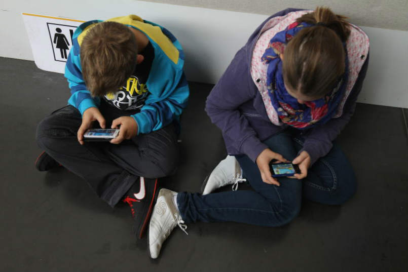 Efek negatif smartphone dan game, membuat anak-anak minim aktifitas sosial