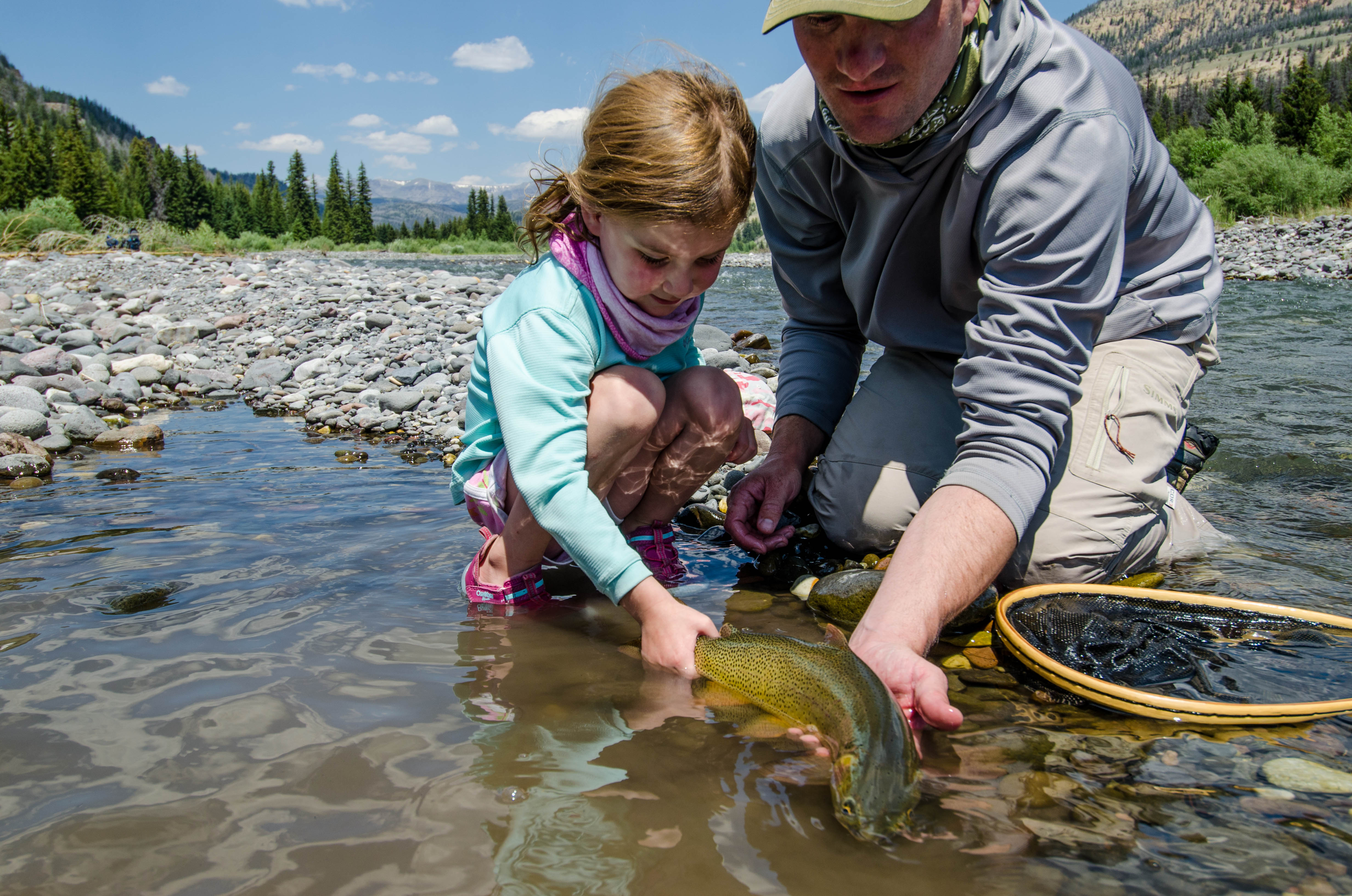 Menancang ikan mengajarkan anak tentang konservasi alam