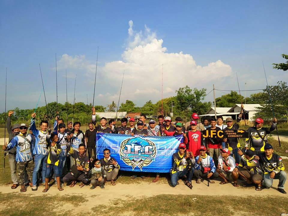 Foto bersama anggota Jepara Fishing Community di acara Landbase dan Buka bersama.dokumetasi Fafa