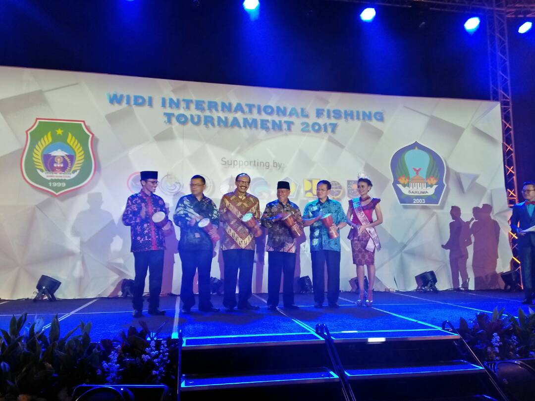 Gubernur Maluku Utara - KH. Abdul Ghani Kasuba, Ketua Pelaksana WIFT, Bpk. Prof. DR. Ir. Rokhmin Dahuri, beserta beberapa pejabat terkait melakukan seremonial pemukulan tifa, sebagai tanda dimulainya gelaran WIFT 2017
