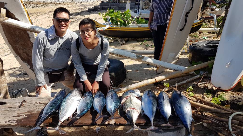 Aryanto dan Alfons berfoto dengan ikan hasil tangkapan mereka.dokumentasi pribadi Aryanto Purnomo