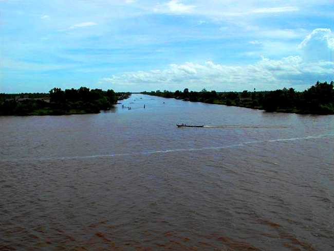 Sungai Barito.Panjangnya mencapai 909 Kilometer (foto : triptrus.com)