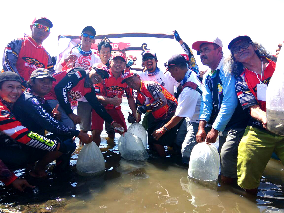 Acara tebar benih 5000 ekor ikan oleh Maguro Indonesia diwakili oleh setiap perwakilan team