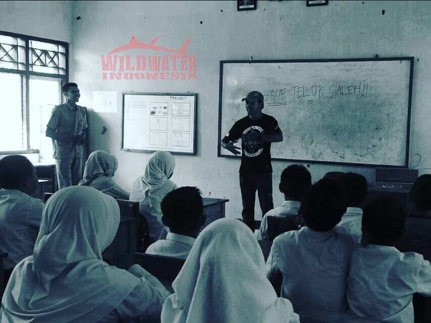 WWI ketika sedang memberikan edukasi kepada para siswa sekolahan di Teluk Saleh Sumbawa.dokumentasi Michael Risdianto