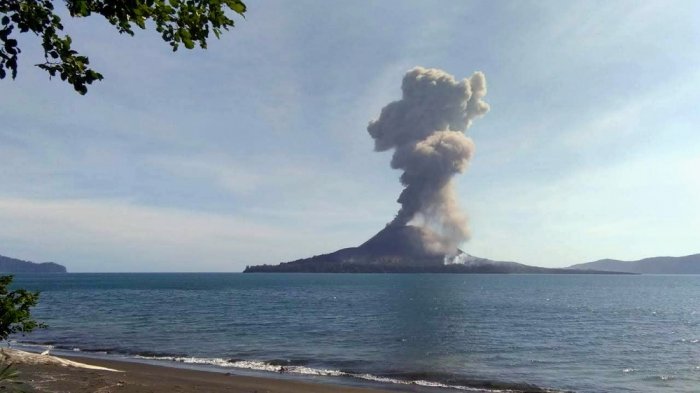Gunung Anak Krakatau – Foto Tribunnews.com